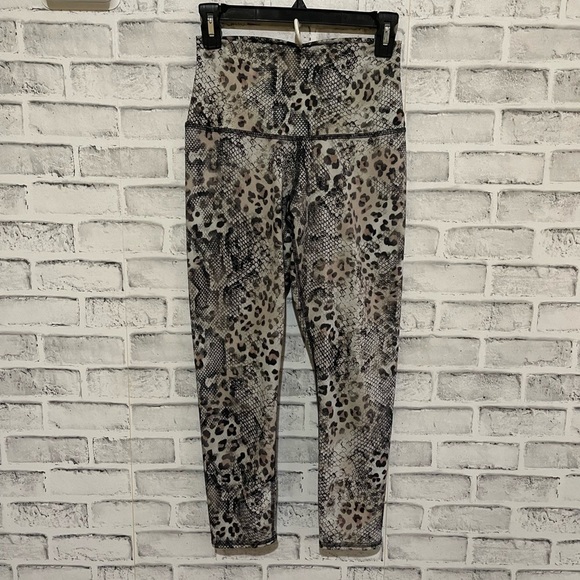 Evolution and Creation Pants - Women’s Evolution and Creation animal print high waist cropped leggings Small